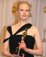 nicole-kidman-recibiendo-oscar